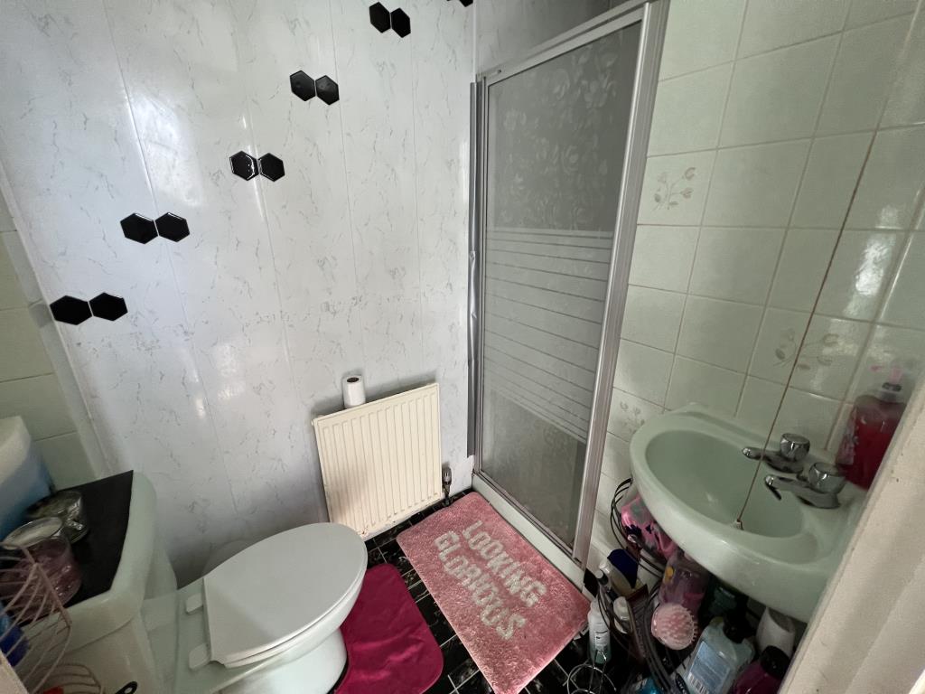 Lot: 144 - FREEHOLD RESIDENTIAL INVESTMENT - General view of shower room